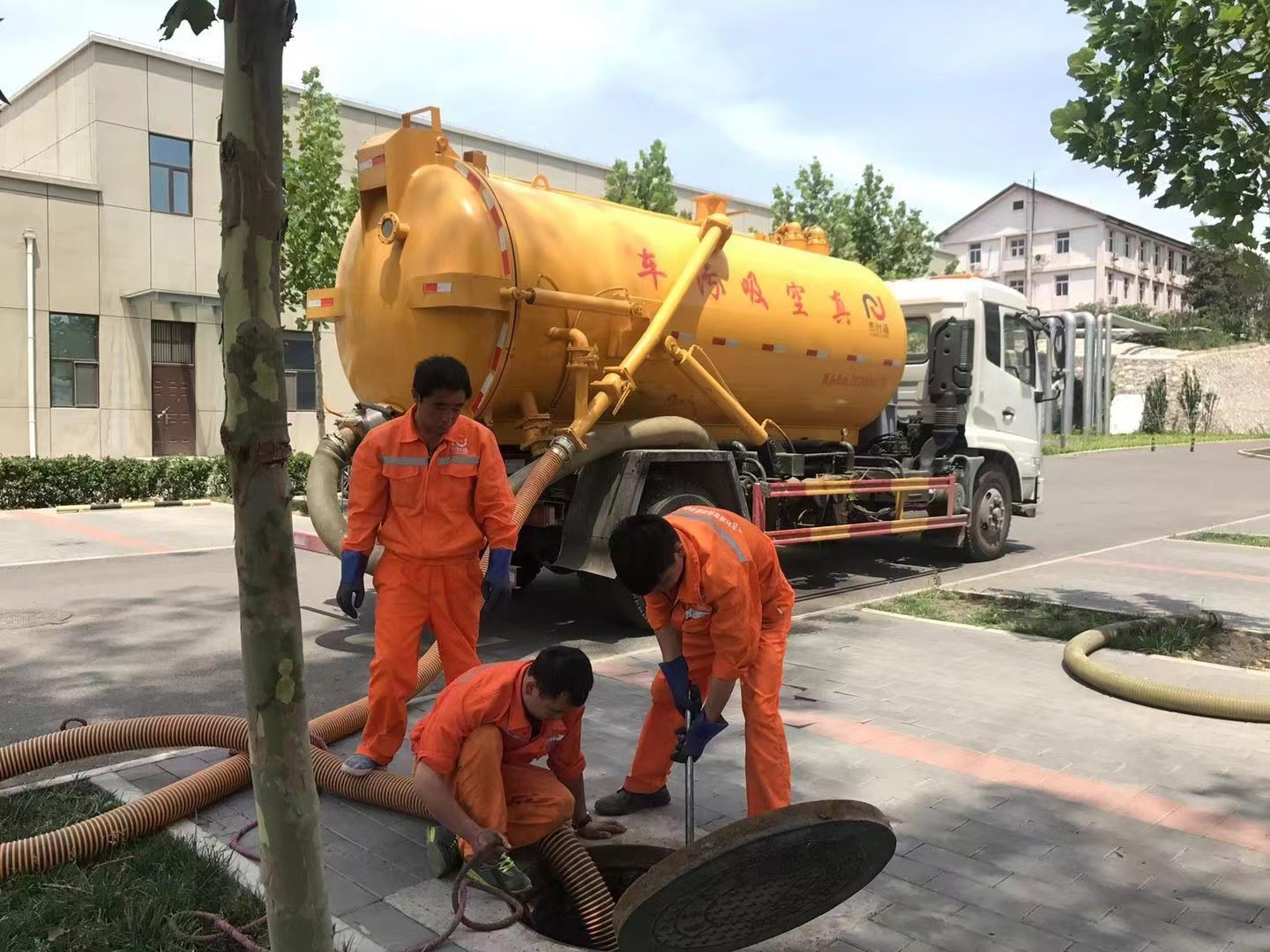 双流管道疏通车停在窨井附近