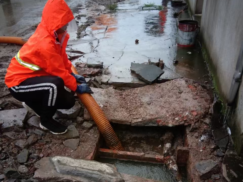 双流专业清理污水池 炜誉市政以规范流程守护城市 “肠道”